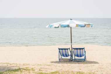 Plaj şemsiye ve plaj sandalyeleri