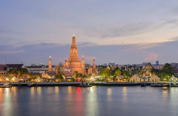 Wat Arun Temple across Chao Phraya River at Twilight Bangkok, Thailand — Stock Photo, Image