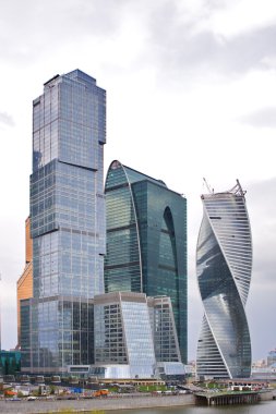 Şehir içinde modern gökdelenler