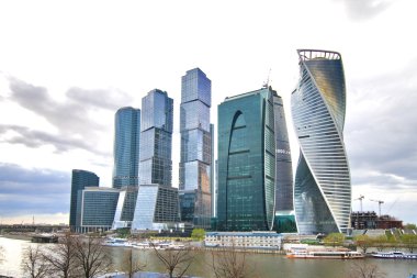 Şehir içinde modern gökdelenler