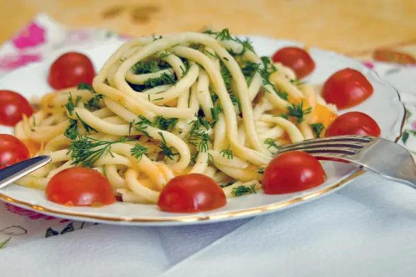 Tabak makarna ve domates