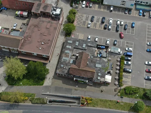 Vista aérea del pequeño recinto comercial y estacionamiento — Foto de Stock