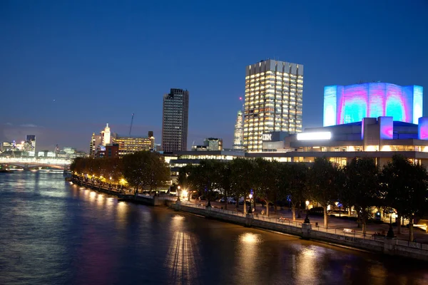 Nattetid utsikt över South Bank i London, England med floden Thames och konst komplexa byggnader — Stockfoto