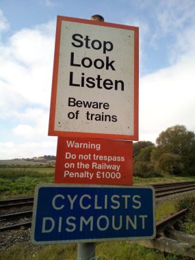 İngiltere 'de elle işletilen demiryolu geçişlerinde uyarı ve bilgilendirme işaretleri