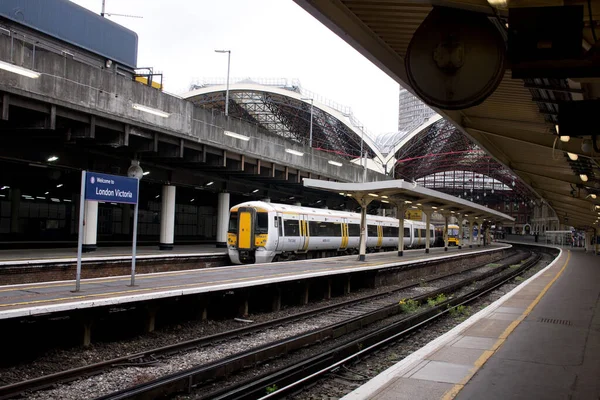 London Victoria huvudjärnvägsstation i England, Storbritannien — Stockfoto