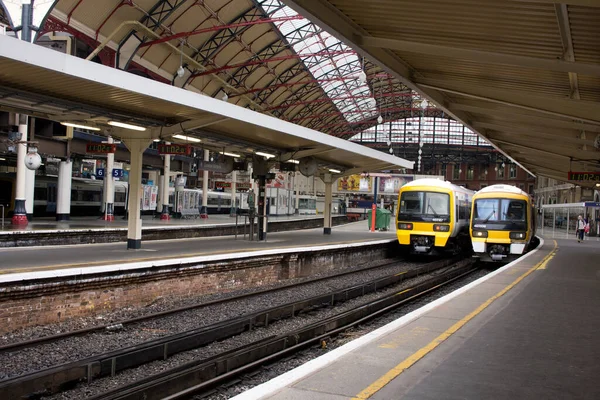 London Victoria Fernbahnstation in England, Großbritannien — Stockfoto