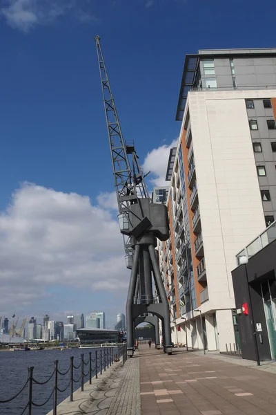 Vanhat nosturit ja uudet rakennukset Royal Victoria telakalla Itä-Lontoossa — kuvapankkivalokuva