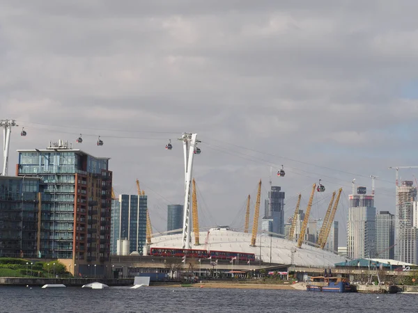 Utsikt över O2 Arena och linbanor i hamnlandet i London, England, Storbritannien — Stockfoto