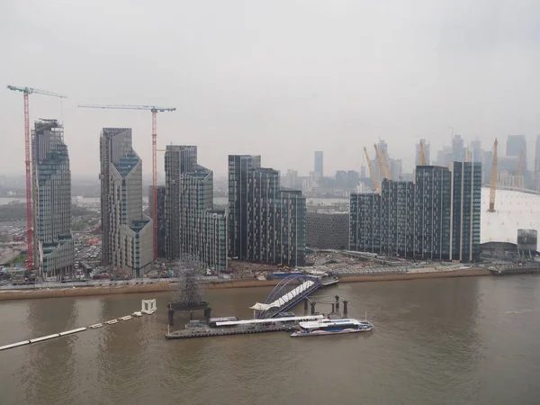 Vue aérienne des immeubles modernes de grande hauteur construits près de l'aréna O2 dans l'est de Londres — Photo