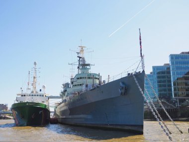 Tarihi gemi H.M.S. Belfast 'ta Thames nehrinde, Londra' da yeşil barış gemisiyle 
