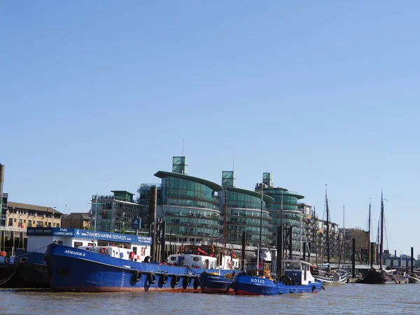 Bateaux appartenant à Thames Marine Services à leur quai sur la Tamise — Photo