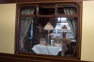 Pullman tren vagonu Audrey 'nin penceresine yakın plan.