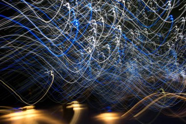 soyut ışık siyah karşı arkaplan deseni çizer 