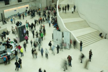Londra 'daki İngiliz Müzesi' nin içi ziyaretçilerin hareketlerle bulanıklaştığını gösteriyor.