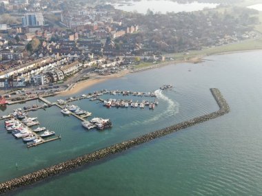 Poole limanının havadan görünüşü marinayı ve kasabayı gösteriyor.