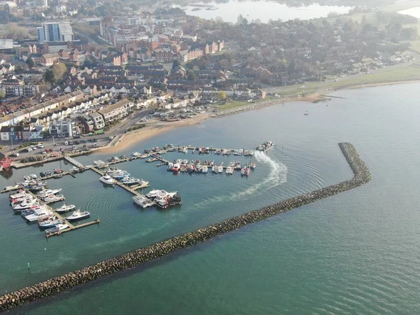 Poole limanının havadan görünüşü marinayı ve kasabayı gösteriyor.