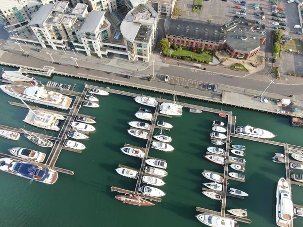 Vue aérienne du petit port de plaisance avec superyachts et petits bateaux de plaisance amarrés — Photo