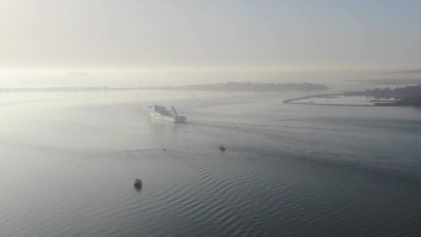 Courte séquence aérienne d'un ferry traversant le port de Poole par une belle matinée ensoleillée et brumeuse — Video