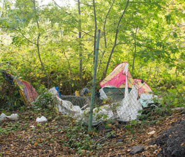 Köy şeridine atılmış bir çadır da dahil olmak üzere sinek uçtu.