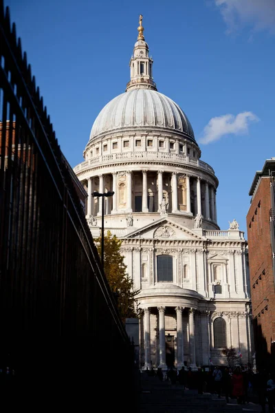 Cathédrale Saint-Pauls de Londres avec balustrades en fer comme plomb dans les lignes — Photo