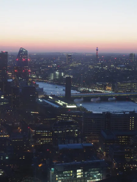 London skyline i skymningen från skärvan — Stockfoto