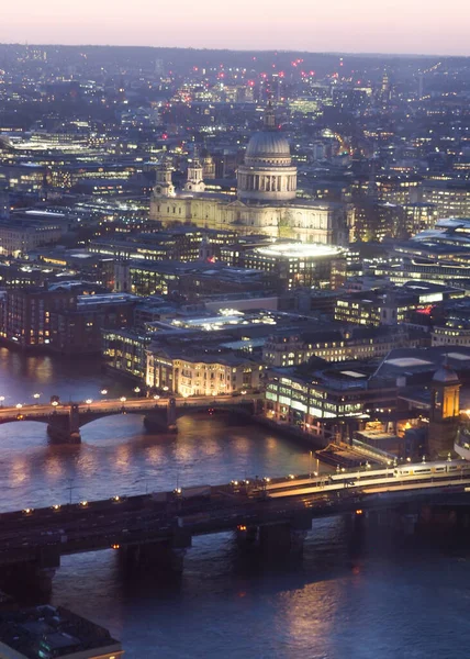 London skyline i skymningen från skärvan mot St Pauls katedral — Stockfoto