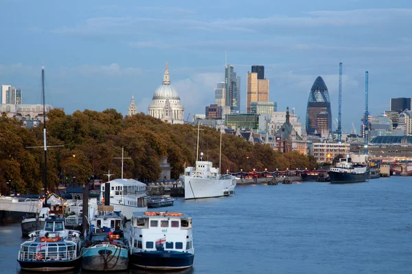 Utsikt över floden Thames i London med båtar i förgrunden och St Pauls Cathedral i bakgrunden — Stockfoto