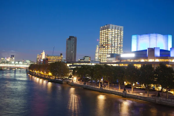 Kvällsutsikt över National Theatre på South Bank i London — Stockfoto