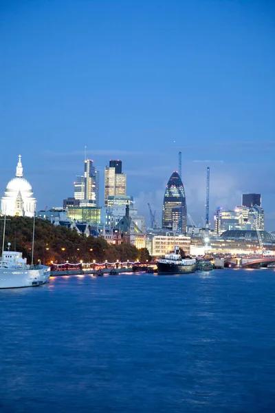Porträtt gröda utsikt över St Pauls och London skyline av floden Thames i förgrunden — Stockfoto