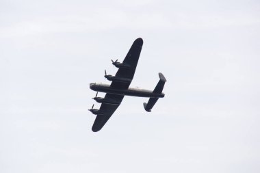 Silüet içinde beyaz gökyüzüne doğru uçan bir Lancaster bombacısı görüldü.