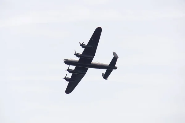 Silüet içinde beyaz gökyüzüne doğru uçan bir Lancaster bombacısı görüldü.