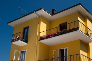 İtalya 'da mavi gökyüzünün altında modern bir bina