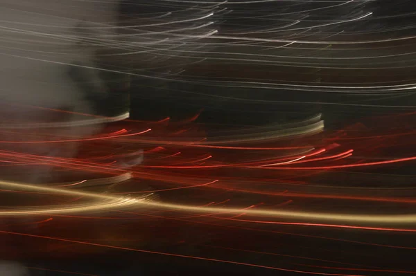 Rayas de luz de exposición larga abstracta con una sensación navideña adecuada para un fondo — Foto de Stock