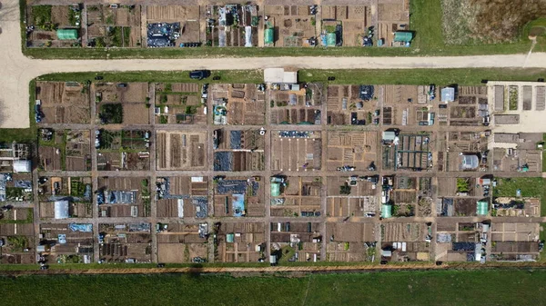 Luftaufnahme einiger Schrebergärten, die von Feldern umgeben sind — Stockfoto