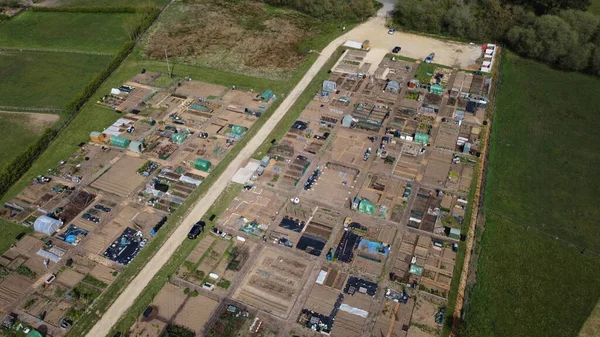 Uma vista aérea de alguns loteamentos cercados por campos — Fotografia de Stock