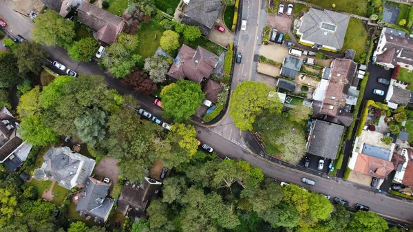 Flygfoto över några stora fristående hus som ligger bland skogsmark — Stockfoto