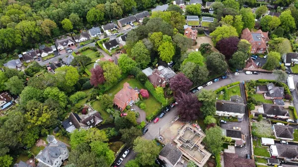 Veduta aerea di alcune grandi case unifamiliari incastonate tra i boschi — Foto Stock