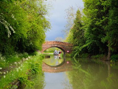 İngiltere 'deki Güney Oxford dar kanalı manzaralı.