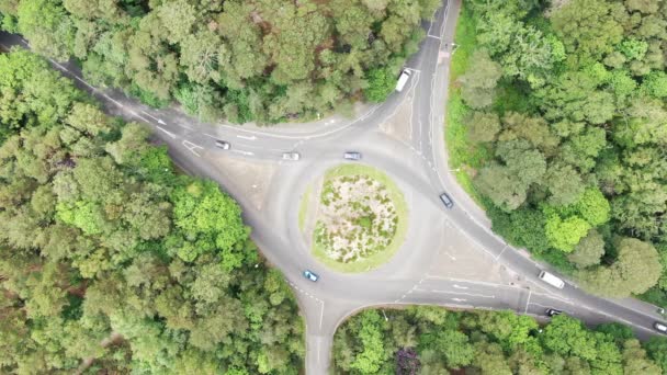 Vidéo aérienne d'un rond-point routier situé dans une région boisée et bruyère du Dorset avec un trafic fluvial — Video