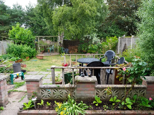 Огорожа для саду середнього розміру та клумби — стокове фото