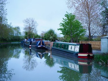 Kanal boyunca demirlemiş çeşitli çekici dar kayıklar.