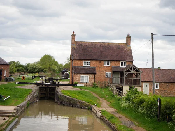 A flight of locks at napton on the Hill on the South Oxfordshire canal — Stock Photo, Image