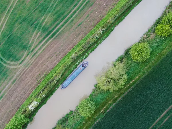 Zicht vanuit de lucht op een enkele afgemeerde smalboot in een landelijke omgeving — Stockfoto