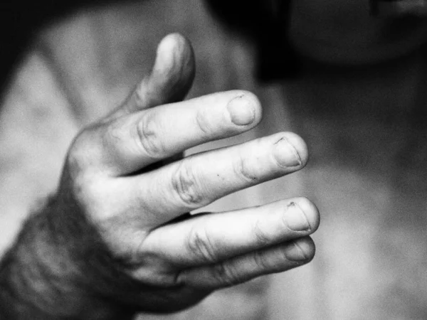 Monochromatyczny obraz ręki wyciągającej dłoń — Zdjęcie stockowe
