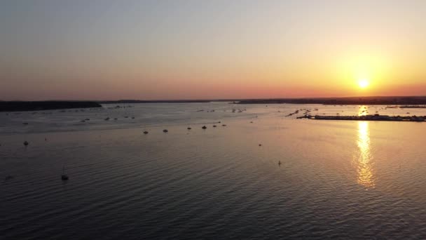 Une courte vidéo aérienne 4k de Poole Harbour à Sandbanks montrant un pagayeur au coucher du soleil — Video