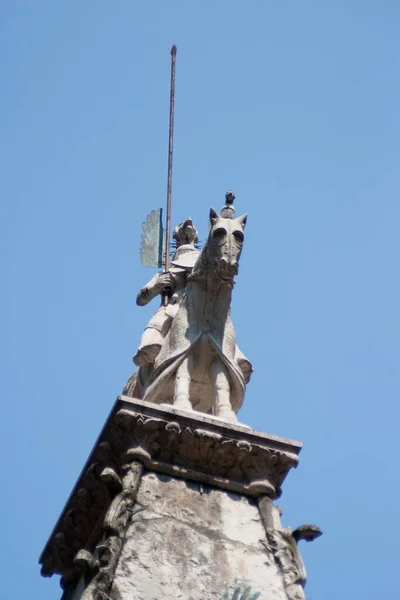 Portrait of a dramatic stone statue of a knight on a horse with a lance — Stock fotografie