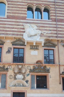 Tarihi bir Toskana binası. Dışında birçok süslemesi var.