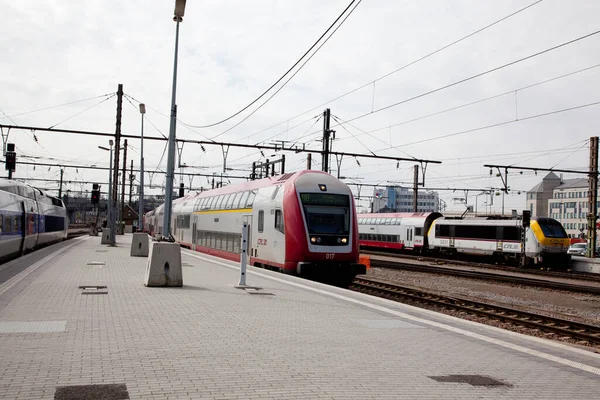 Un moderno tren de pasajeros de dos pisos en la estación de Luxemburgo — Foto de Stock