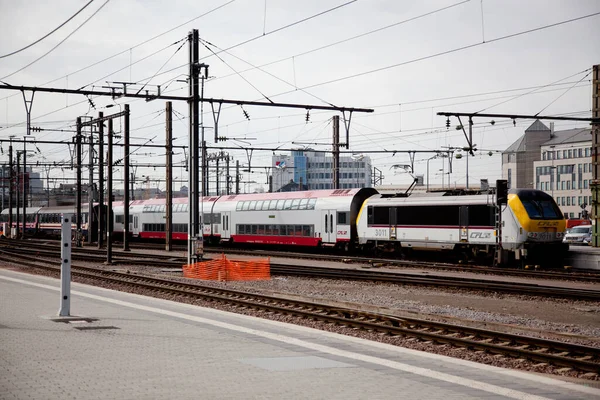 Een moderne dubbeldeks pendeltrein op station Luxemburg — Stockfoto