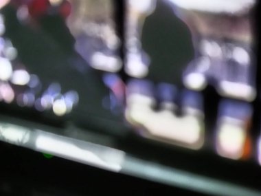 Gizemli bir figürün önerisiyle yarı soyut, bulanık bir arkaplan resmi.